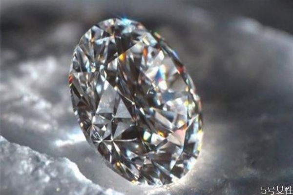 莫桑鉆的價(jià)格多少錢(qián) 國(guó)產(chǎn)莫桑石和美國(guó)莫桑石的區(qū)別