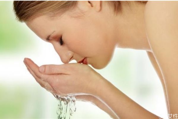 一個(gè)晚上不卸妝會(huì)怎么樣 晚上睡覺(jué)不卸妝會(huì)怎樣