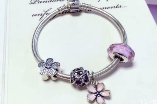 潘多拉手鏈?zhǔn)强招牡膯?潘多拉手鏈?zhǔn)鞘裁床馁|(zhì)的 潘多拉手鏈?zhǔn)强招牡膯?潘多拉手鏈?zhǔn)鞘裁床馁|(zhì)的