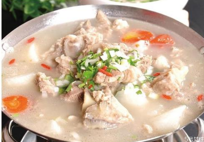 羊肉可以放姜片嗎 羊肉膻味很重怎么去除 羊肉可以放姜片嗎 羊肉膻味很重怎么去除