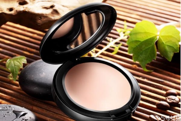 遮瑕膏能涂到嘴上嗎 怎么涂遮瑕膏別人看不出來 遮瑕膏能涂到嘴上嗎 怎么涂遮瑕膏別人看不出來