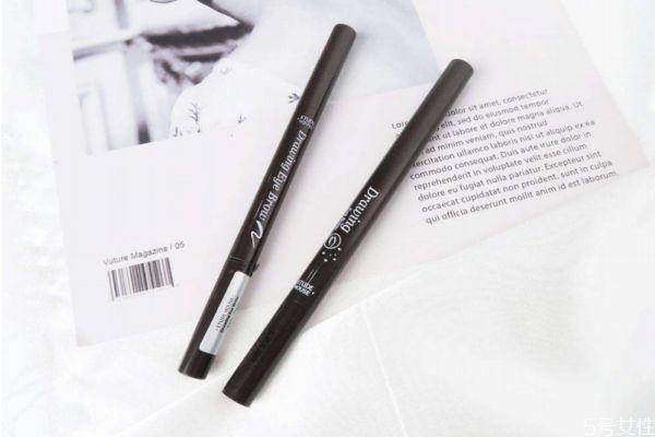 旋轉(zhuǎn)眉筆和鉛筆眉筆有什么區(qū)別 好眉筆與差眉筆的區(qū)別 旋轉(zhuǎn)眉筆和鉛筆眉筆有什么區(qū)別 好眉筆與差眉筆的區(qū)別