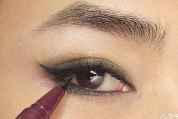 畫煙熏妝需要什么化妝品 畫煙熏妝的工具 畫煙熏妝需要什么化妝品 畫煙熏妝的工具