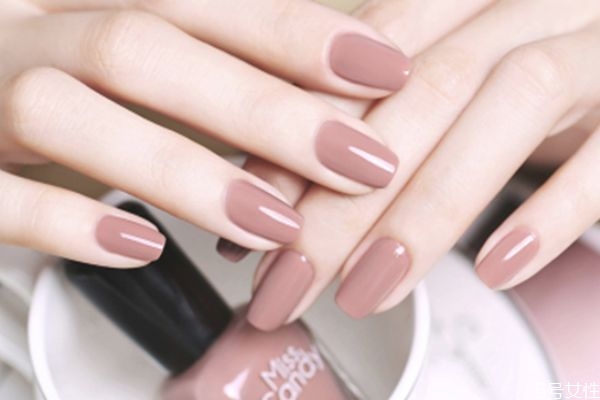 做美甲一年不許超過幾次 經(jīng)常做美甲手會黑嗎 做美甲一年不許超過幾次 經(jīng)常做美甲手會黑嗎