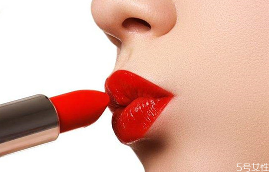 為什么涂口紅會(huì)掉色 口紅太干怎么變滋潤