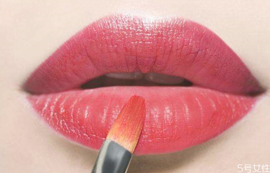 為什么涂口紅會(huì)掉色 口紅太干怎么變滋潤