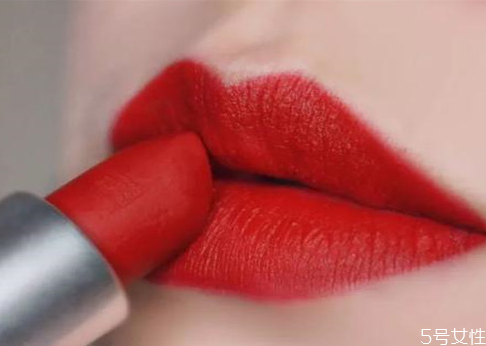 口紅開了兩年還能用嗎 過期的口紅可以當(dāng)腮紅嗎 口紅開了兩年還能用嗎 過期的口紅可以當(dāng)腮紅嗎