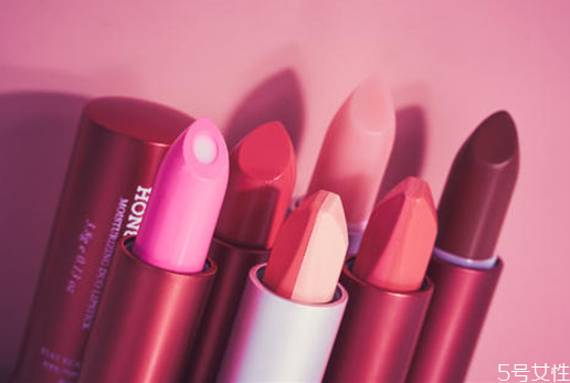 口紅開了兩年還能用嗎 過期的口紅可以當(dāng)腮紅嗎 口紅開了兩年還能用嗎 過期的口紅可以當(dāng)腮紅嗎