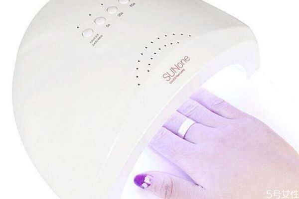 貼甲片的膠水怎么溶解 美甲沒(méi)有解膠劑怎么卸甲片