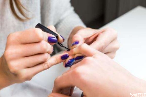 做美甲一年不許超過幾次 經(jīng)常做美甲手會黑嗎 做美甲一年不許超過幾次 經(jīng)常做美甲手會黑嗎