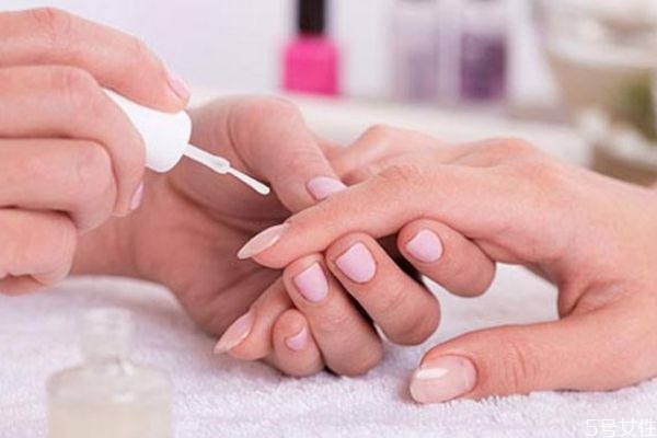 做美甲一年不許超過幾次 經(jīng)常做美甲手會黑嗎 做美甲一年不許超過幾次 經(jīng)常做美甲手會黑嗎