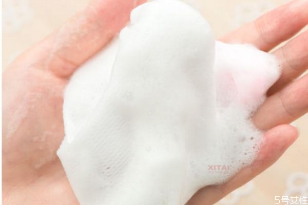 洗面奶洗臉首先洗哪個(gè)部位 洗面奶在臉上洗多久才正確