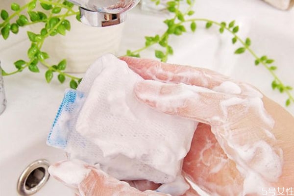 洗面奶洗臉首先洗哪個(gè)部位 洗面奶在臉上洗多久才正確