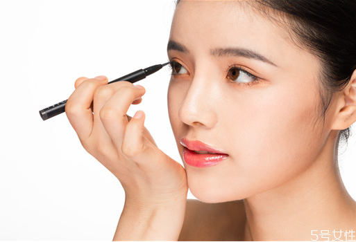 畫(huà)眼線(xiàn)容易抖怎么辦 如何畫(huà)眼線(xiàn)不手抖 畫(huà)眼線(xiàn)容易抖怎么辦 如何畫(huà)眼線(xiàn)不手抖