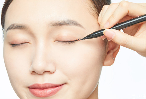 畫(huà)眼線(xiàn)容易抖怎么辦 如何畫(huà)眼線(xiàn)不手抖 畫(huà)眼線(xiàn)容易抖怎么辦 如何畫(huà)眼線(xiàn)不手抖