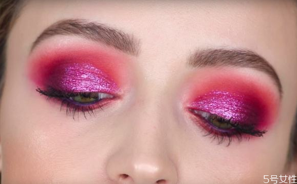 亮片眼影干了怎么辦 眼影亮片怎么粘上去 亮片眼影干了怎么辦 眼影亮片怎么粘上去