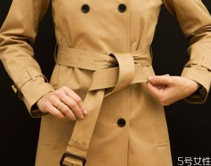 風衣后面的一塊布叫什么 風衣后面的腰帶怎么系