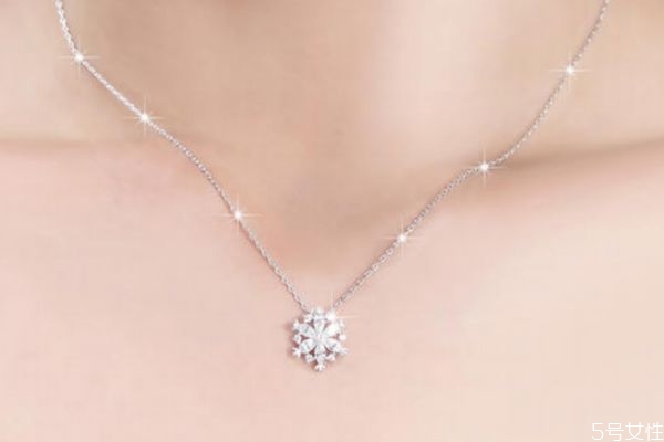 純銀項(xiàng)鏈會(huì)引起過敏嗎 戴純銀項(xiàng)鏈有哪些好處