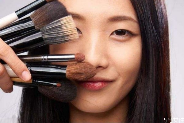 補妝用什么補好 如何補妝自然不卡粉 補妝用什么補好 如何補妝自然不卡粉