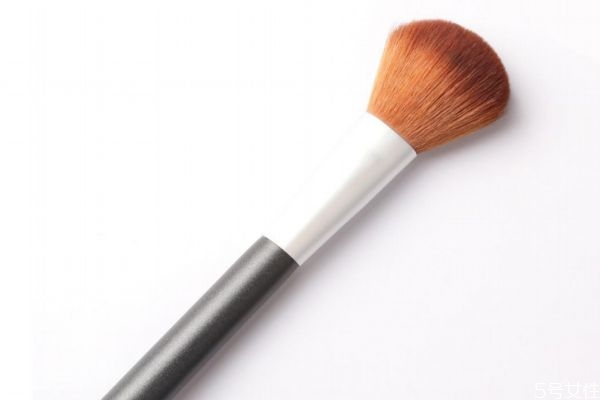 化妝刷不洗會(huì)導(dǎo)致粉刺嗎 沒(méi)有洗刷液怎么洗化妝刷