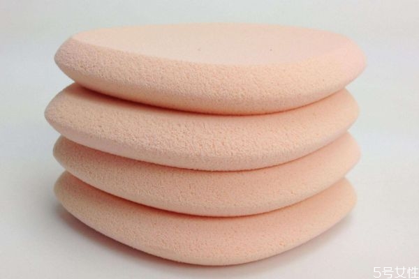 為什么有的人化妝吃粉 美妝蛋吃粉是什么意思 為什么有的人化妝吃粉 美妝蛋吃粉是什么意思