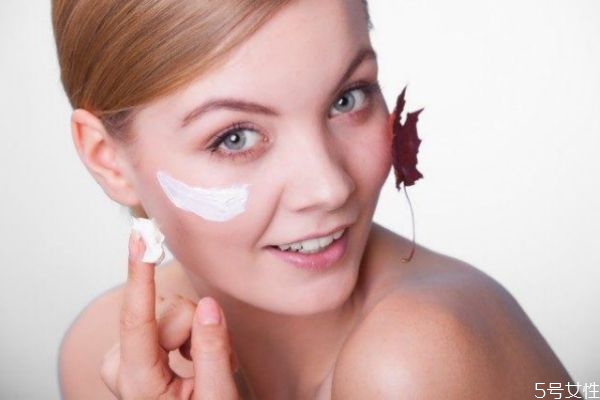 護(hù)手霜能用來擦臉嗎 用護(hù)手霜擦臉會怎么樣 護(hù)手霜能用來擦臉嗎 用護(hù)手霜擦臉會怎么樣