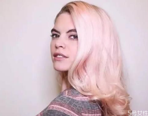 染粉色可以保持多久 粉色頭發(fā)會(huì)掉成什么顏色 染粉色可以保持多久 粉色頭發(fā)會(huì)掉成什么顏色