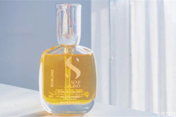 護發(fā)精油吹完頭發(fā)用的嗎 護發(fā)精油的功效有哪些 護發(fā)精油吹完頭發(fā)用的嗎 護發(fā)精油的功效有哪些