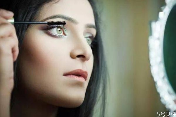 種的睫毛可以刷睫毛膏嗎 嫁接睫毛刷睫毛膏應(yīng)該注意 種的睫毛可以刷睫毛膏嗎 嫁接睫毛刷睫毛膏應(yīng)該注意