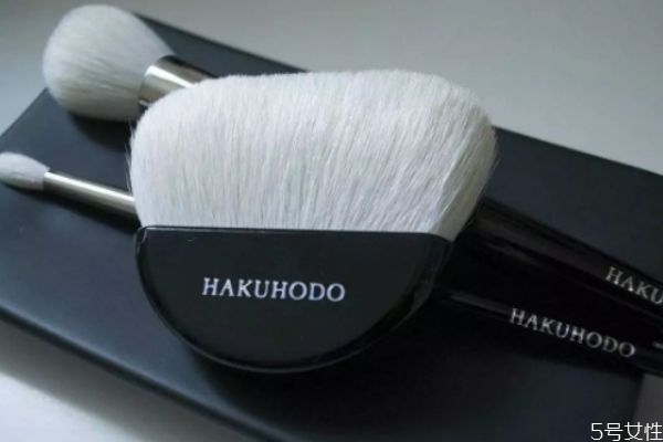 化妝刷沒有清洗劑該用什么洗 化妝刷用沐浴露洗可以嗎 化妝刷沒有清洗劑該用什么洗 化妝刷用沐浴露洗可以嗎