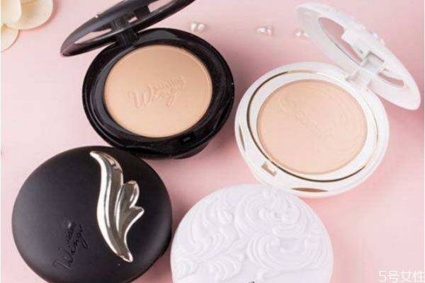 粉餅什么時(shí)候用才正確 粉餅怎樣換上替換裝 粉餅什么時(shí)候用才正確 粉餅怎樣換上替換裝