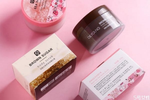 磨砂膏可以當洗面奶么 磨砂膏和洗面奶那個先用