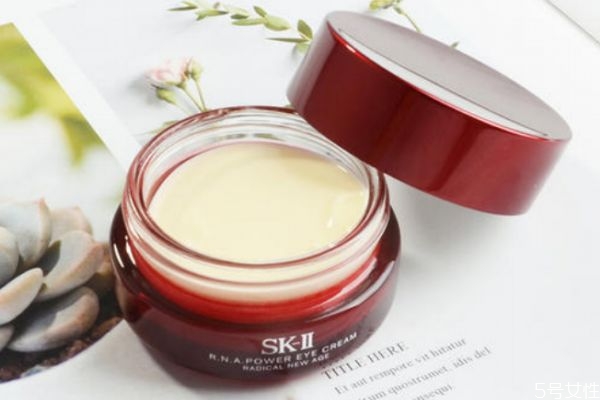 有脂肪?？刹豢梢酝垦鬯?先用精華還是先用眼霜