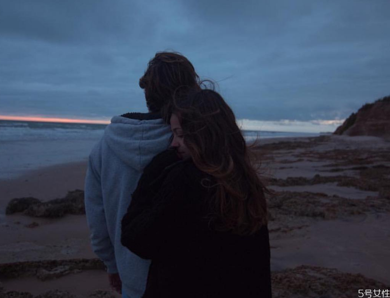 網(wǎng)戀見(jiàn)面怎么消除尷尬 網(wǎng)戀見(jiàn)面的注意事項(xiàng)