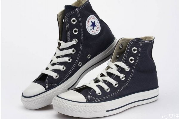 匡威的標(biāo)志在內(nèi)側(cè)還是外側(cè) 匡威三星標(biāo)與普標(biāo)區(qū)別 匡威的標(biāo)志在內(nèi)側(cè)還是外側(cè) 匡威三星標(biāo)與普標(biāo)區(qū)別