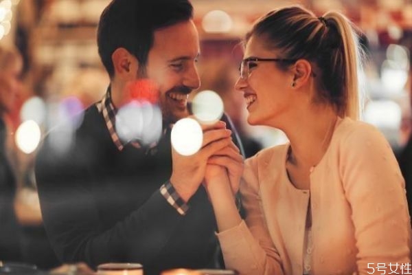 男生遇到真正喜歡女生會怎樣 男生對你有意思的舉動 男生遇到真正喜歡女生會怎樣 男生對你有意思的舉動