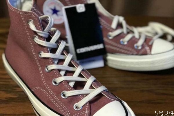 匡威的標(biāo)志在內(nèi)側(cè)還是外側(cè) 匡威三星標(biāo)與普標(biāo)區(qū)別 匡威的標(biāo)志在內(nèi)側(cè)還是外側(cè) 匡威三星標(biāo)與普標(biāo)區(qū)別