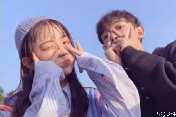 男生什么舉動說明愛上女生了 男人動情的表現(xiàn)藏不住 男生什么舉動說明愛上女生了 男人動情的表現(xiàn)藏不住