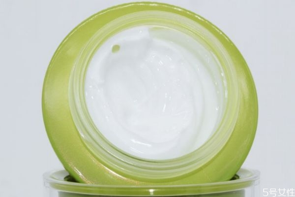 可以直接擦面霜不擦乳液嗎 精華用完要不要馬上用面霜 可以直接擦面霜不擦乳液嗎 精華用完要不要馬上用面霜