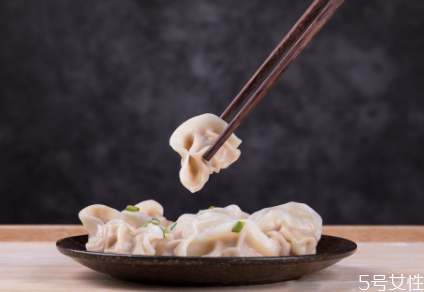 餃子蒸出來皮很硬怎么回事 餃子怎么蒸皮不會(huì)硬 餃子蒸出來皮很硬怎么回事 餃子怎么蒸皮不會(huì)硬