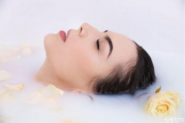 拿什么泡澡對身體好 堅(jiān)持泡澡一個月的變化