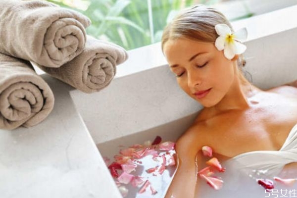 拿什么泡澡對身體好 堅(jiān)持泡澡一個月的變化
