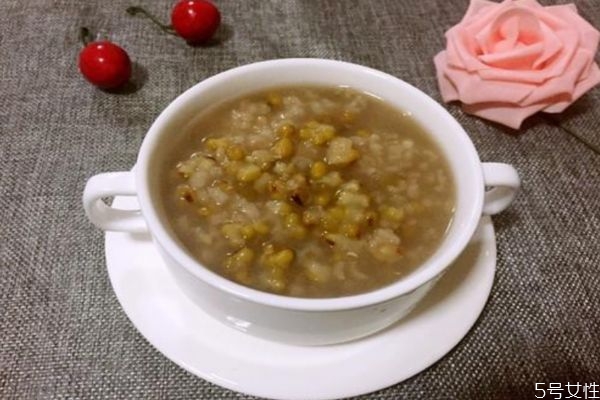 綠豆的功效與作用 綠豆粥的營(yíng)養(yǎng)價(jià)值 綠豆的功效與作用 綠豆粥的營(yíng)養(yǎng)價(jià)值