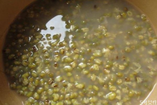 綠豆的功效與作用 綠豆粥的營(yíng)養(yǎng)價(jià)值 綠豆的功效與作用 綠豆粥的營(yíng)養(yǎng)價(jià)值