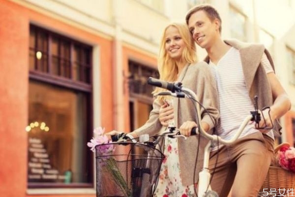 男生牽手心里在想什么 男生不牽手是不喜歡嗎 男生牽手心里在想什么 男生不牽手是不喜歡嗎