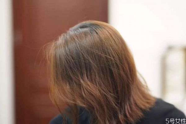 怎么讓頭發(fā)蓬松不塌陷 頭發(fā)蓬松小竅門(mén)