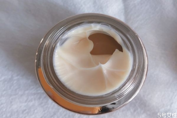 蘭蔻菁純國(guó)內(nèi)國(guó)外的有區(qū)別嗎 蘭蔻菁純眼霜值得買(mǎi)嗎