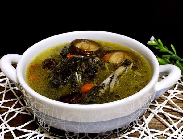 香菇烏雞湯的做法 香菇烏雞湯的功效與作用 香菇烏雞湯的做法 香菇烏雞湯的功效與作用