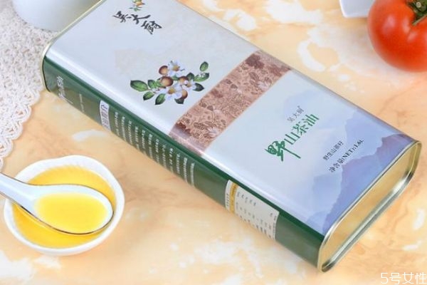 每天擦茶油在臉上有什么效果 茶油涂臉正確方法 每天擦茶油在臉上有什么效果 茶油涂臉正確方法