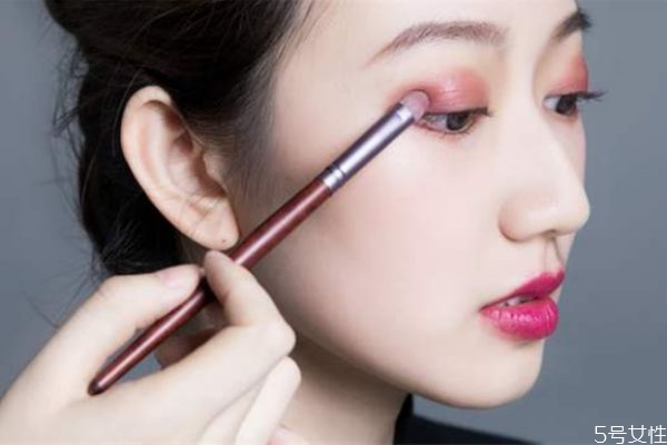 五官太集中怎么辦 五官長得緊湊怎么改善 五官太集中怎么辦 五官長得緊湊怎么改善